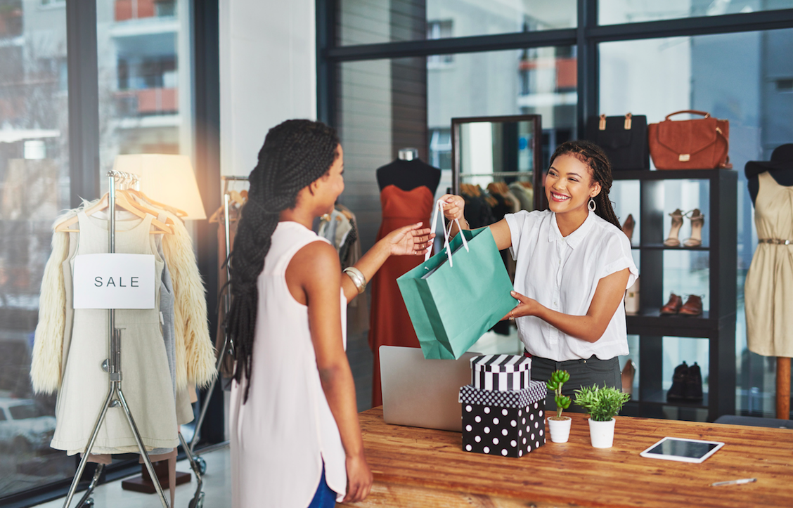 Exemple concret: suite à un achat en magasin - Deux femmes dans une boutique de vêtements.